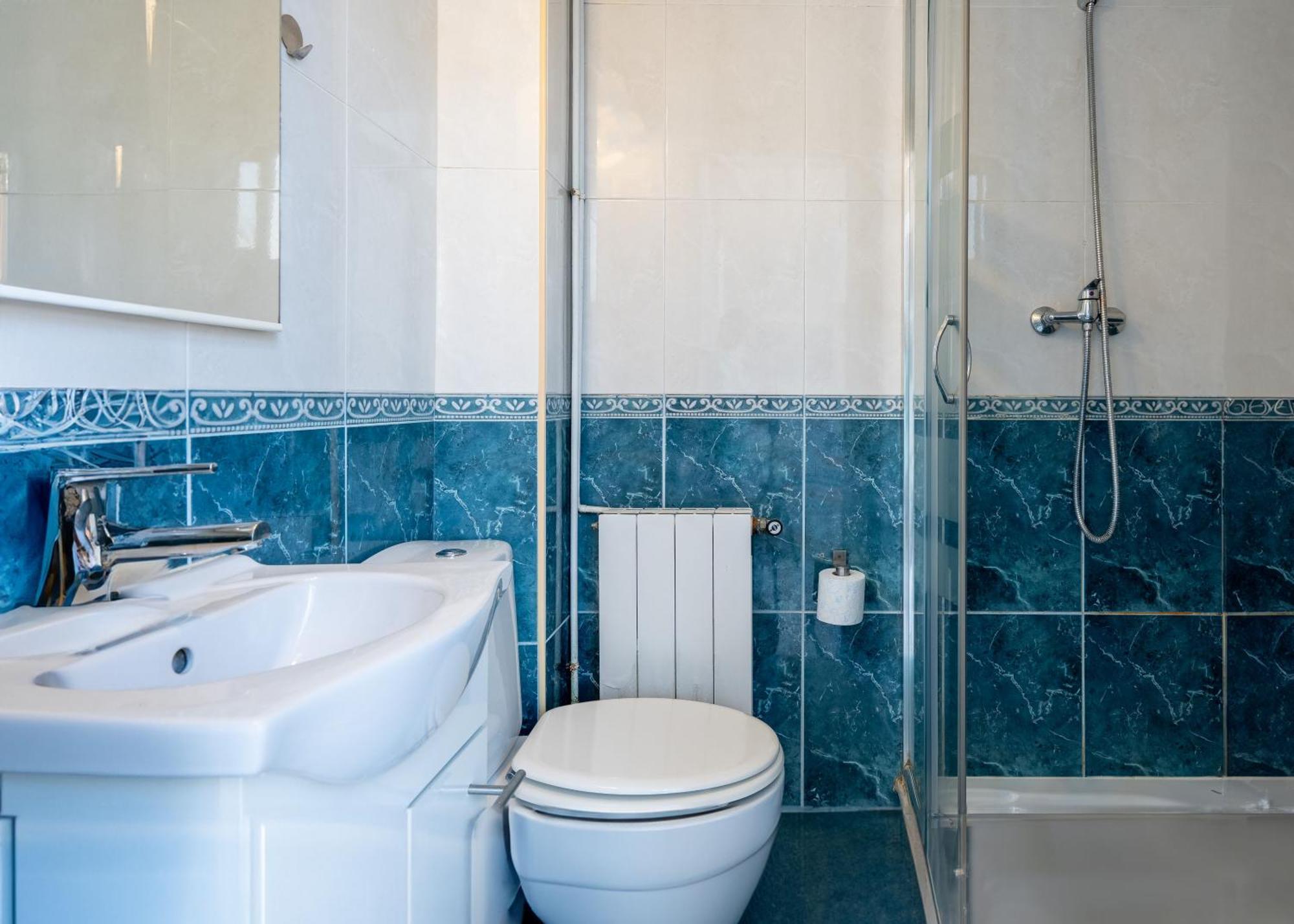 Spacious 5-bedroom In Apartamento